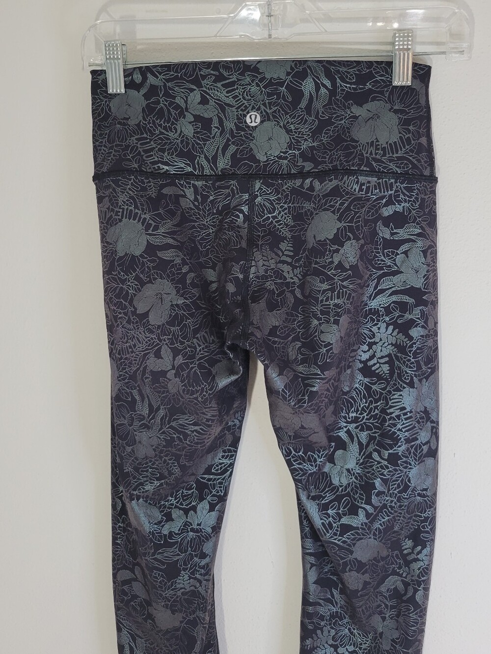 lululemon athletica Women SZ 6  Black Leggings with Iridescent Teal Floral Print - Picture 4 of 9